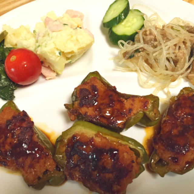 ピーマン肉詰めとキャベツのみそドレサラダ