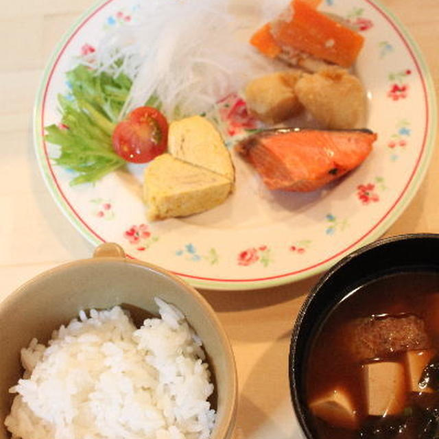 鮭の塩焼き　スクランブルエッグの朝食
