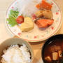 鮭の塩焼き　スクランブルエッグの朝食