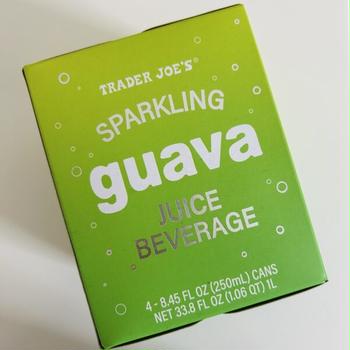 トレジョさんのスパークリンググアバジュース　Trader Joe’s Sparkling Guava Juice Beverage