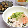 塩鶏ジュレの三色丼、完熟トマト大葉中華ドレッシング、蒸し焼きなすナムルの晩ご飯。