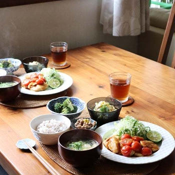 鶏むね肉のトマト生姜焼き・献立。