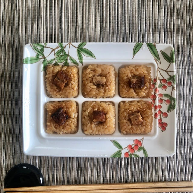 浜名湖産の鰻のプチ焼きおにぎりときざみうなぎ　調味料がシンプルで味が良い　忙しい時の昼食や夕食に