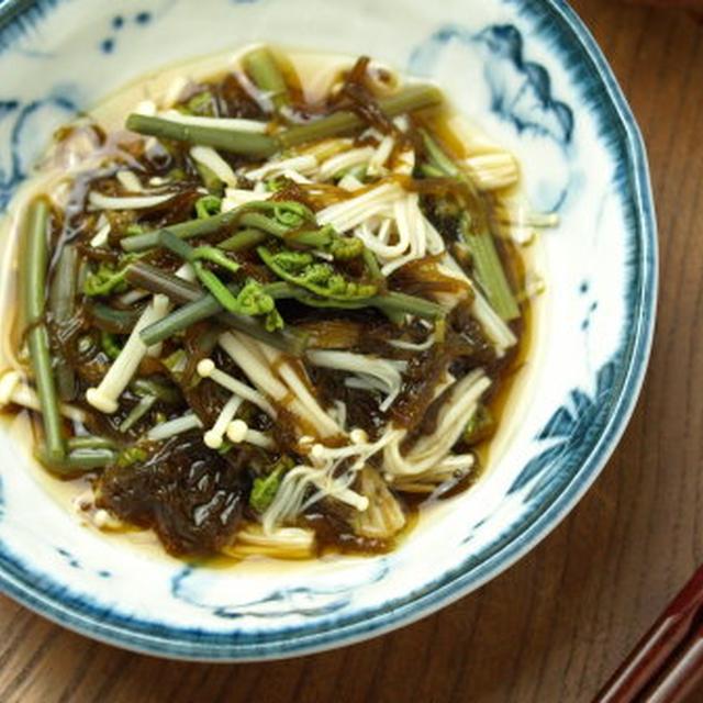 たたきわらびのもずく和え