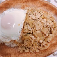 ＜スパイス大使＞GABANナツメグを使って、れんこんごろごろ鶏そぼろのせご飯