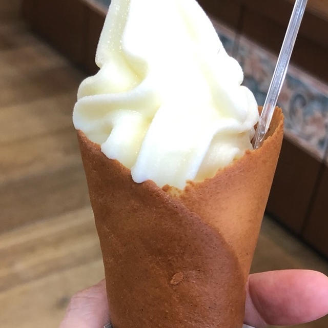 無添加ソフトクリーム 北海道産グラスフェッド牛乳 コーンも手作り 池尻大橋 ラテール洋菓子店　