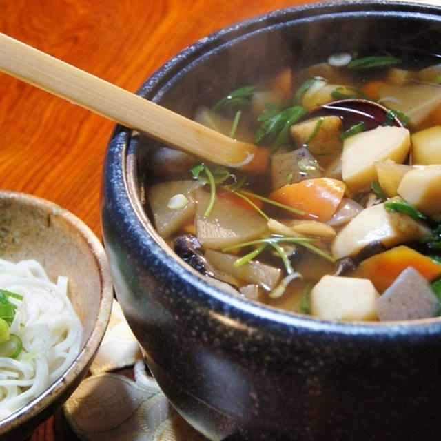 【ぶっかけ　けんちんうどん】その他は作り置き煮物などです。