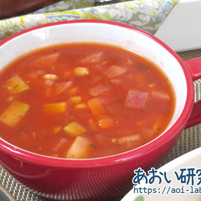 赤いスープカップに入ったひよこ豆と赤かぶのマジョラムトマトスープ