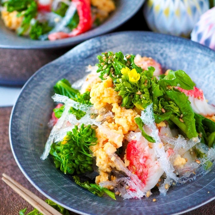 青色の丸皿に盛られた菜の花とカニ風味かまぼこのうま塩ナムル