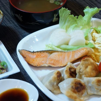 ■ワンプレ朝ご飯【焼き鮭・揚げ餃子・卵焼き・マコモダケ・漬物のおかず他。】