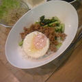 夕食☆ピリ辛挽肉と半熟目玉焼きのカフェ丼　レンジ