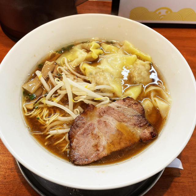 醤油手包みワンタン麺に焼豚1枚を追加して啜る
