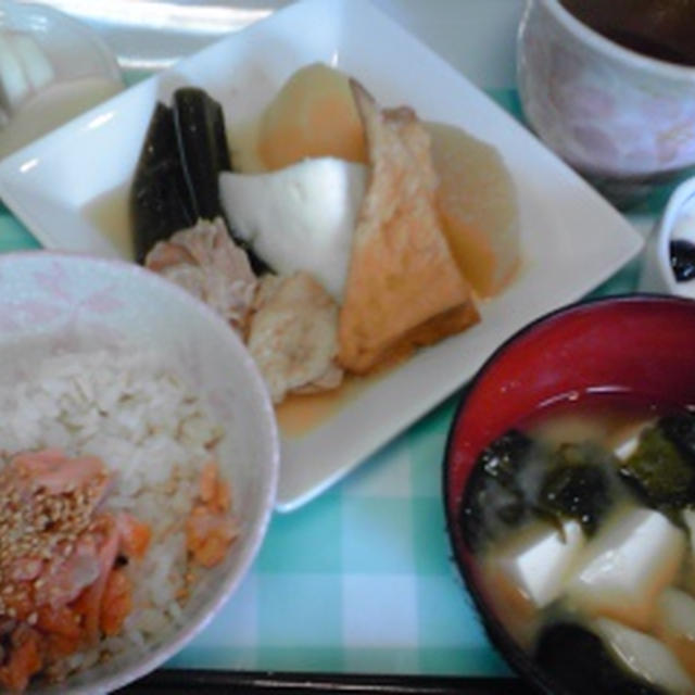 今朝の自分ご飯、昨夜の鶏もも肉入りおでんとか、銀鮭のカマを焼いたのとか♪