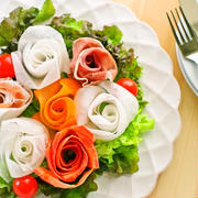 バレンタインや記念日に♡簡単華やか大根・ニンジン・生ハムの薔薇リボンサラダ♡