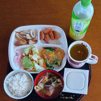 朝ご飯は８時　キャベツ炒めとウインナー竹輪焼き