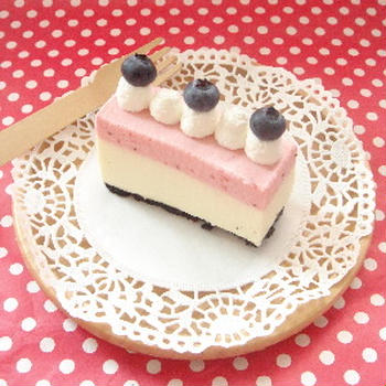 いちごムースのレアチーズケーキ