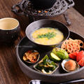 「卵粥と野菜のプレート」