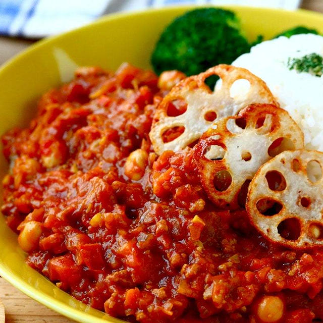 野菜と豆がたっぷり入ったキーマカレー