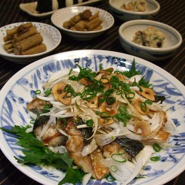 新玉ねぎたっぷり♪焼きサバののっけ盛りとごぼうの梅煮。