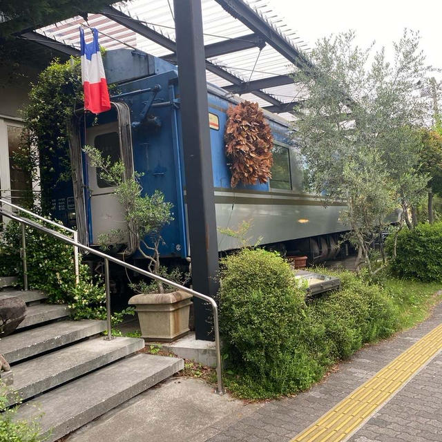 ヨーロッパの駅舎にタイムスリップ 日本版オリエント急行の車両を併設したレストラン