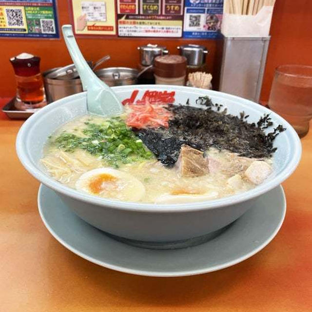 プレミアム塩とんこつ中盛背脂多め味こいめで啜る 〜黒ばら海苔・紅生姜・コロチャーシュー・山岡家〜