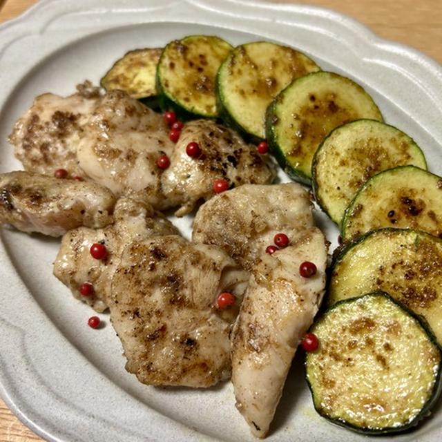 ささみとズッキーニのカレー醤油ソテー。味付けはカレー粉と醤油だけ、超簡単で夏にぴったりのヘルシーでスパイシーなおつまみ。