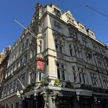 UK Walkerコラム更新「観光の合間に一杯！？イギリスのパブ完全ガイド」