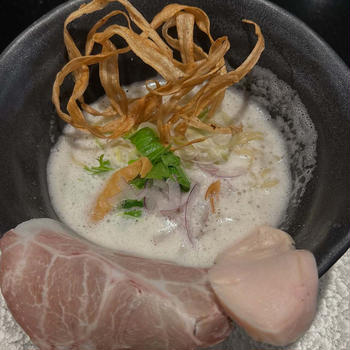 鶏soba 座銀 神戸本店　鶏soba 並　立体的な味の鶏白湯スープと揚げごぼうの組み合わせ