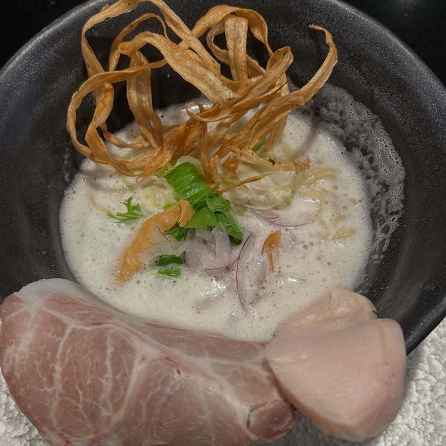 鶏soba 座銀 神戸本店　鶏soba 並　立体的な味の鶏白湯スープと揚げごぼうの組み合わせ