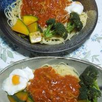 ◇メープル煮野菜と温玉のせミートスパ