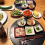 なんちゃって棒々鶏、麻婆きのこ豆腐、プランターのプチトマトときゅうり、小鉢５品で晩酌