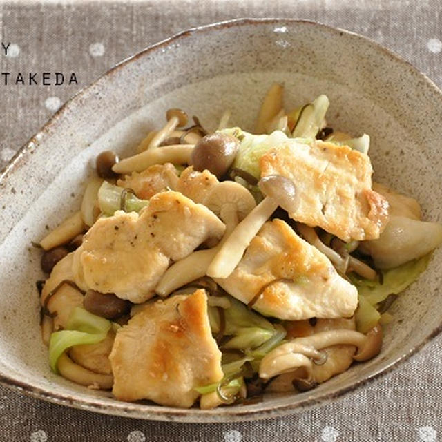 【ストックおかず】キャベツとしめじがたっぷり♡うまうま鶏肉の塩昆布炒め