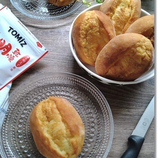 バタークッペを王子がクープ入れ！それをマヨ明太で食す♪と４歳王子レンジを操作☆