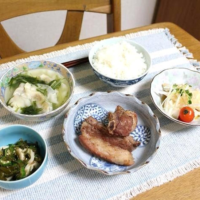 スペアリブと豆腐と大根のサラダとオクラとめかぶとちくわの和えものでうちごはん（レシピ付）