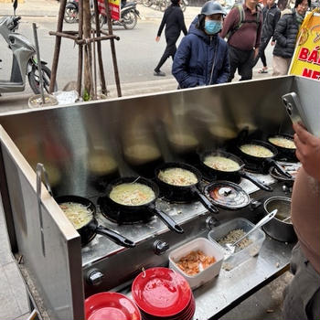 ハノイ旅行　3日目　バインセオのランチとタンロン城跡、牛肉炒めあんかけフォーの夕ご飯