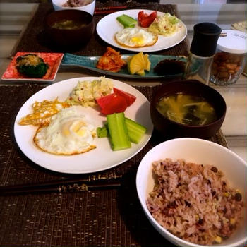 目玉焼とポテトサラダ朝定食。