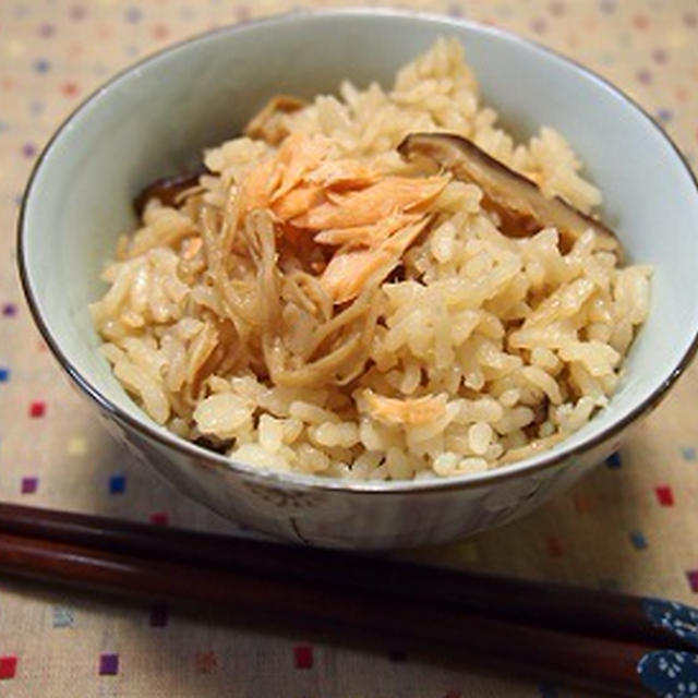 炊飯器でスイッチポン！　天日干しきのこと鮭の炊き込みごはん