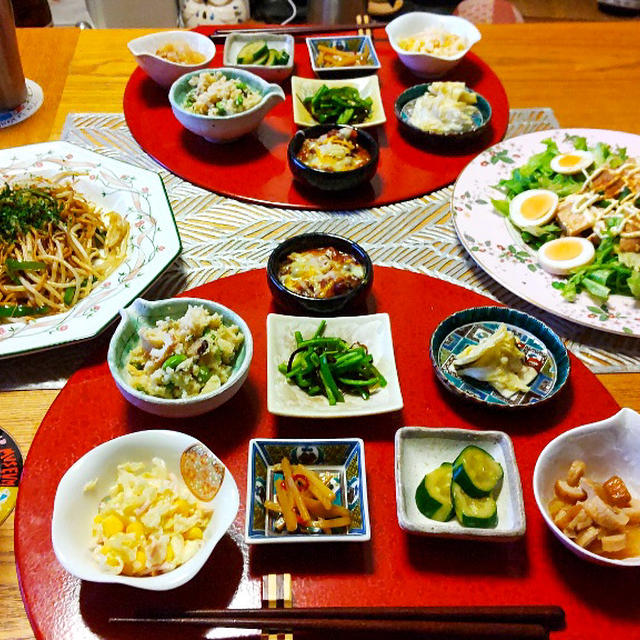 鶏ぽん酢と味たまサラダ、ソース焼きそば、小鉢８品で晩酌