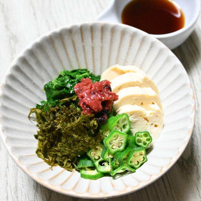 生湯葉とネバネバ野菜の梅めんつゆ和え。さっぱりネバネバで夏にぴったり。ご飯や麺に乗せても。