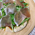 ラタトゥイユ風トマトソースで簡単！水菜と生ハムのピザ
