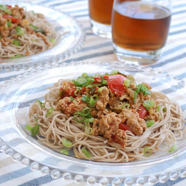 食欲増進！豚ひき肉とトマトのスパイシー蕎麦