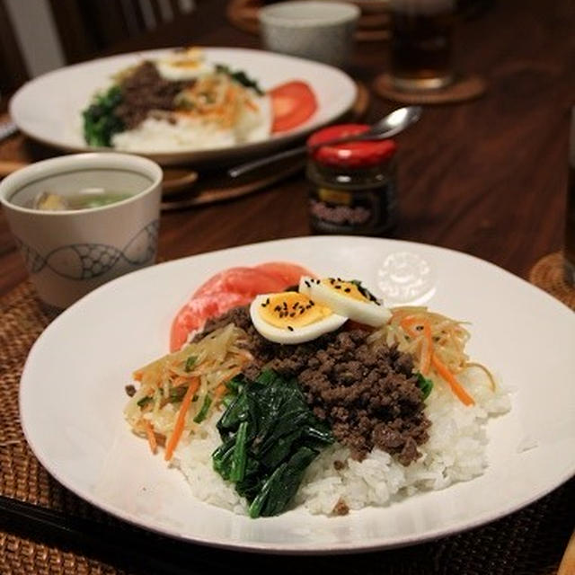 牛ひき肉ビビンバ丼 と 黒豆煮 と 年越しそば。