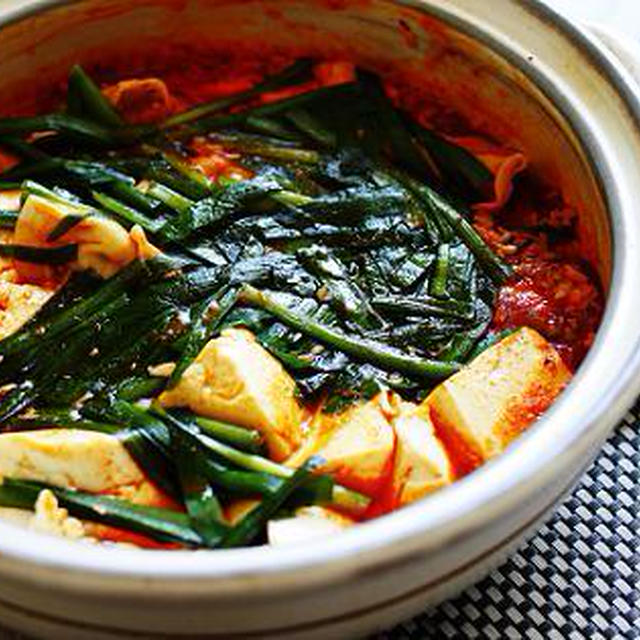 ハンおばさんの手作り調味料”万能の素”で夏野菜と豆腐と餃子のチゲ。