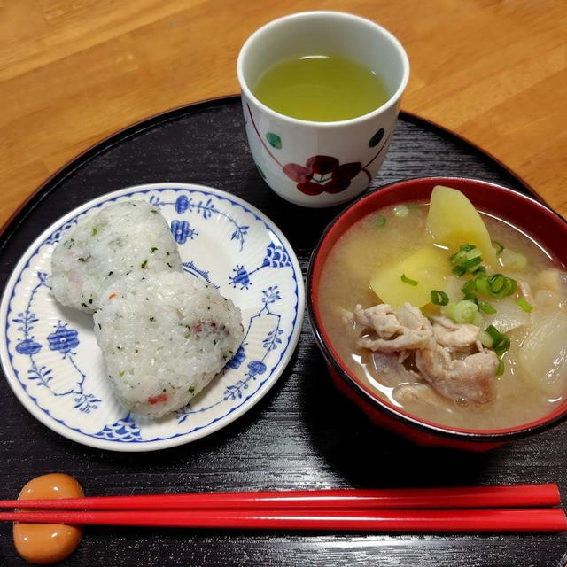 豚汁と花むすび