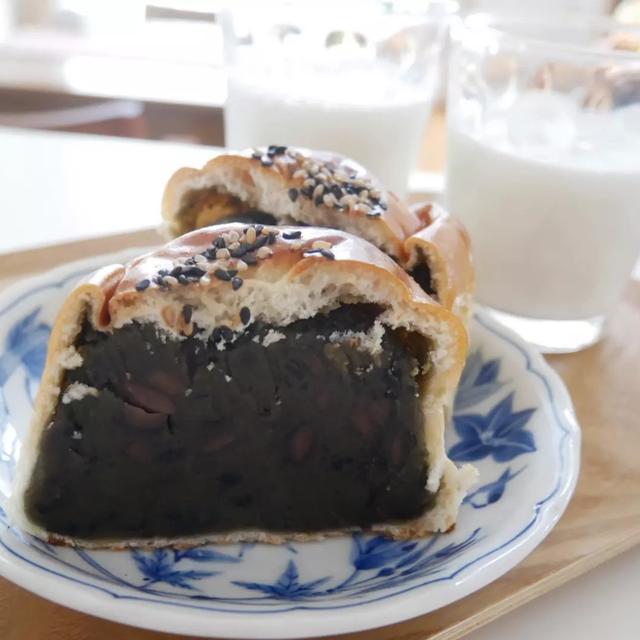 うすかわあんぱん、黒豆入り抹茶あん