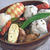 おにぎり弁当（しその実とちりめんじゃこ）。ツーショットにゃんこ