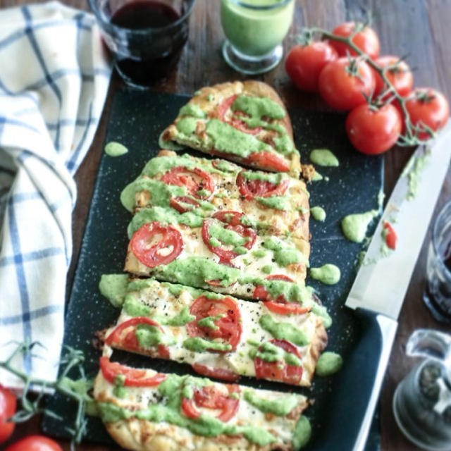 Tomato Mozzarella Pizza with Creamy Pestoバジルソースのせトマトモッツレラピザ