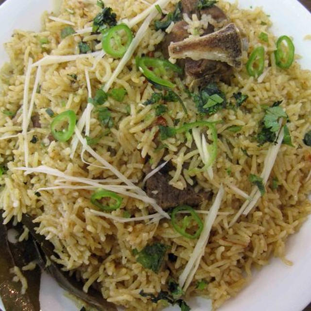 骨つき牛肉の煮込み「ナハリ(ニハリ)」にはフワフワの「ナーン」を