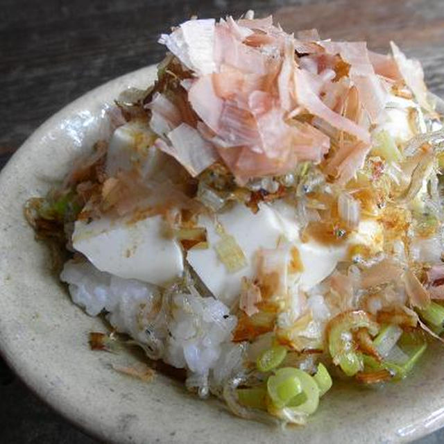 【簡単！！カフェごはん】焦がしネギとじゃことおかかの豆腐丼＊ゴマ油醤油