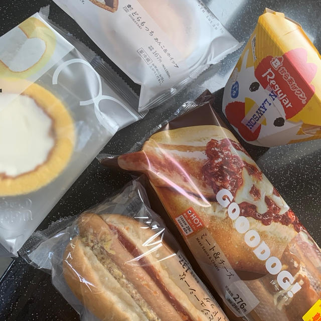 ローソン「グードッグ　ミートアンドチーズ」でランチ